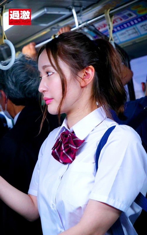 満員バスで背後から制服越しにねっとり乳揉み痴●され腰をクネらせ感じまくる巨乳女子○生11 サンプル画像 1