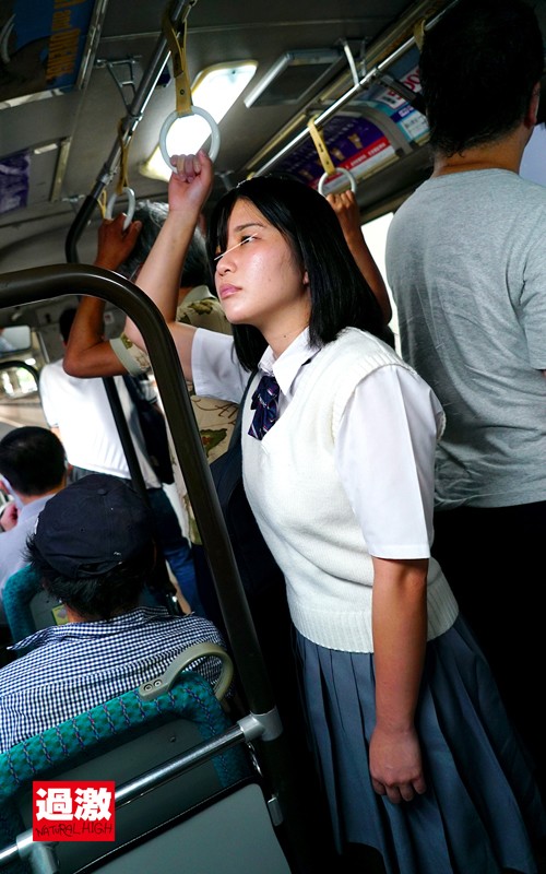 満員バスで背後から制服越しにねっとり乳揉み痴●され腰をクネらせ感じまくる巨乳女子○生11 サンプル画像 11