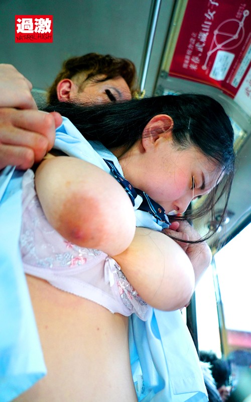 満員バスで背後から制服越しにねっとり乳揉み痴●され腰をクネらせ感じまくる巨乳女子○生11 サンプル画像 6