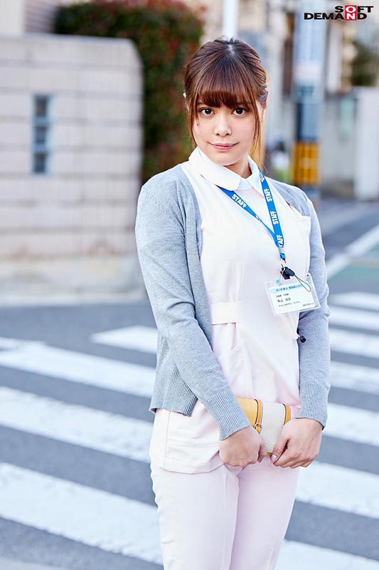 マジックミラー号 「童貞くんのオナニーのお手伝いしてくれませんか…」お昼休憩中のたわわなおっぱいを持つ白衣の巨乳ナースが赤面しつつも童貞くんを筆おろし! サンプル画像 8