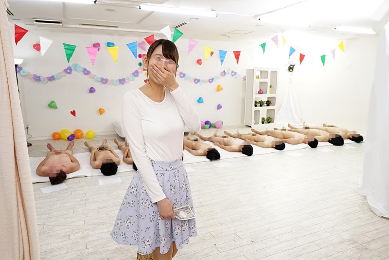 一般男女モニタリングAV またがり腰振りヌキまくり!素人女子大生がズラ〜ッと横に並んだチ○ポ10本を生ハメ騎乗位で連続即ヌキに大挑戦! 2 フル勃起チ○ポを騎乗位で次から次へと射精させザーメンで溢れるほどに満たされたオマ○コは絶頂が止まらない!!4人合計中出し40… サンプル画像 1