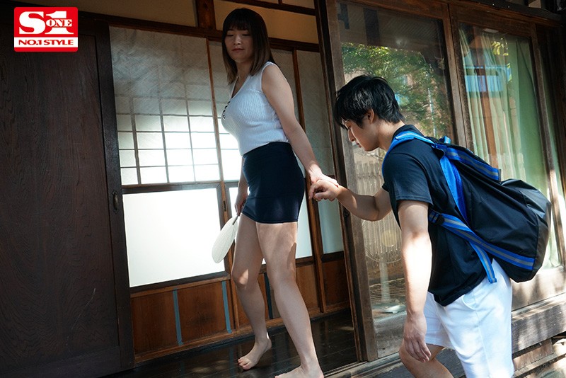 ど田舎の夏はヤルことがなくて隣の巨乳奥さんの誘惑に乗っかり毎日じっとり汗だく交尾 鷲尾めい サンプル画像 2